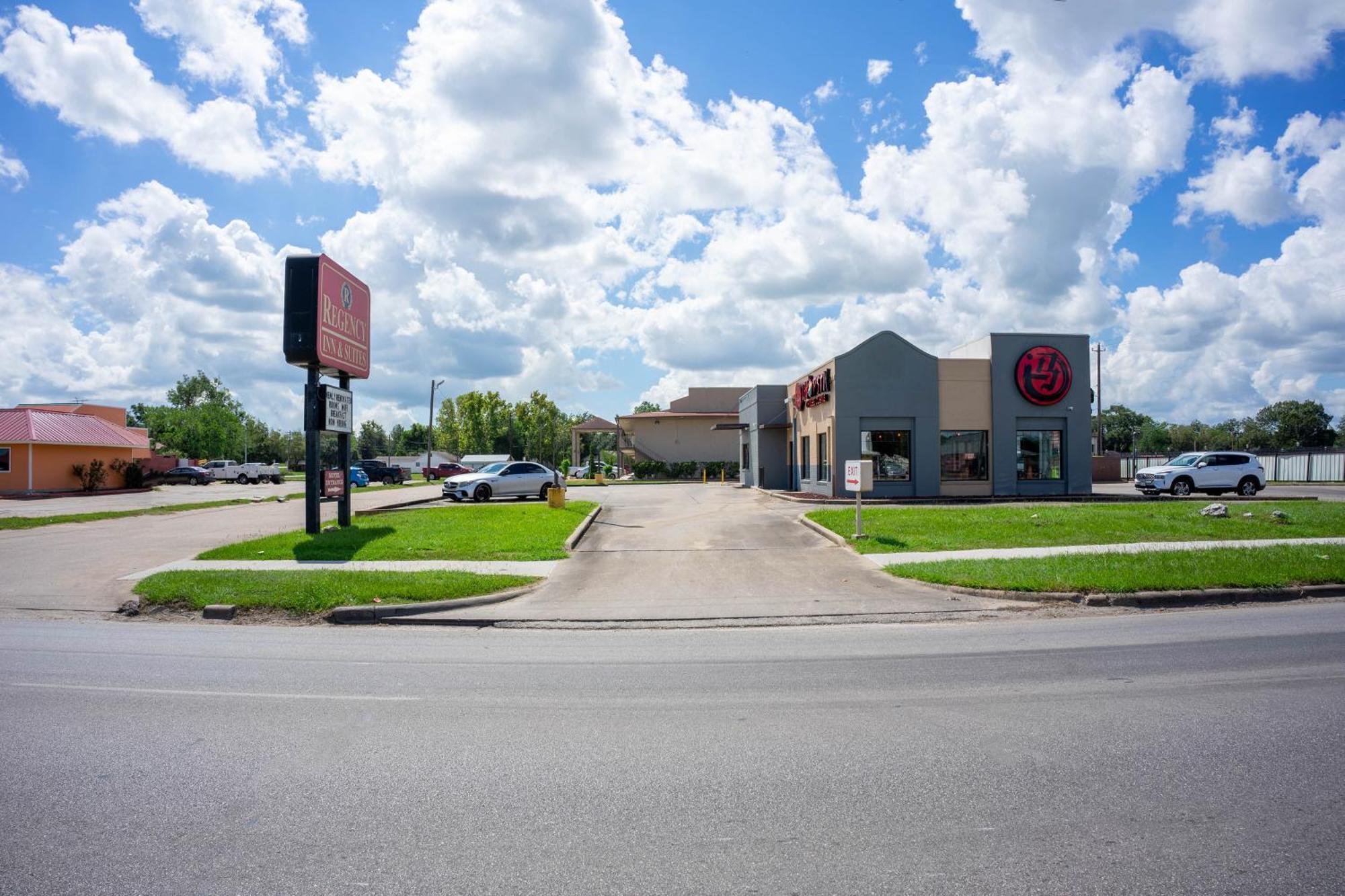 Regency Inn&Suites Bay City Exterior foto